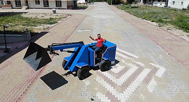 Kendi imkanlarıyla iş makinesi yapan genç, köy tarımına katkı sunmak istiyor