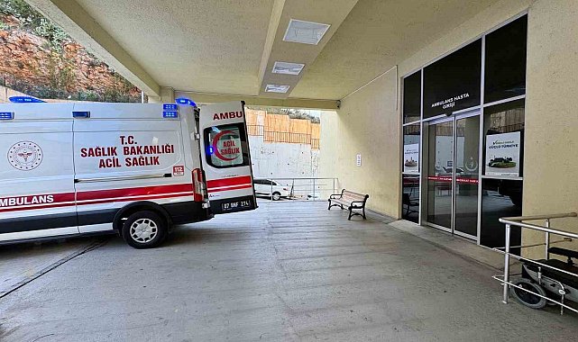 Kendi karnına iki kez bıçak saplayan adam ağır yaralandı