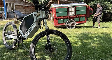 Kendi yaptığı karavan ile dünya turuna çıktı