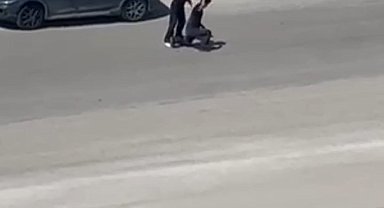 Kendisine şiddet uygulayan eşini savunan kadına vatandaşlardan tepki