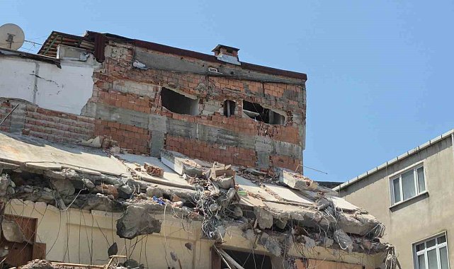 Kentsel dönüşüm yıkımında Sultangazi'de 5 katlı binanın duvarı zarar gördü
