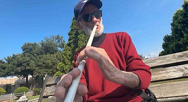 Kesik parmaklarına rağmen neyi bırakmadı: 70 yaşındaki vatandaşın müzik tutkusu hayran bırakıyor