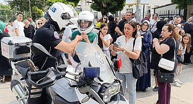 Kimliğini düşüren gencin imdadına yunus polisleri yetişti