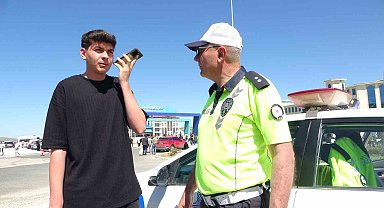 Kimliğini takside düşüren öğrencinin yardımına Bayburt polisi koştu: Komiser öğrenciyi sınava yetiştirdi