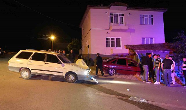 Kırıkkale'de iki otomobil kafa kafaya çarpıştı: 3 yaralı