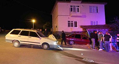 Kırıkkale'de iki otomobil kafa kafaya çarpıştı: 3 yaralı