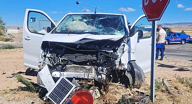 Kırıkkale'de minibüs ile hafif ticari araç çarpıştı: 6 yaralı