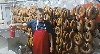 Kırka'da kurban etleri sucuk oluyor