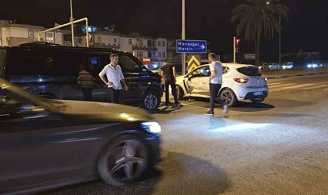 Kırmızı ışık ihlali yapan tur minibüsü otomobile çarptı