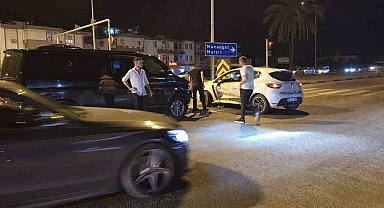 Kırmızı ışık ihlali yapan tur minibüsü otomobile çarptı