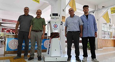 Kırşehirli öğrencilerden mihmandar robot: 'AhiBot' okula gelenleri karşılıyor