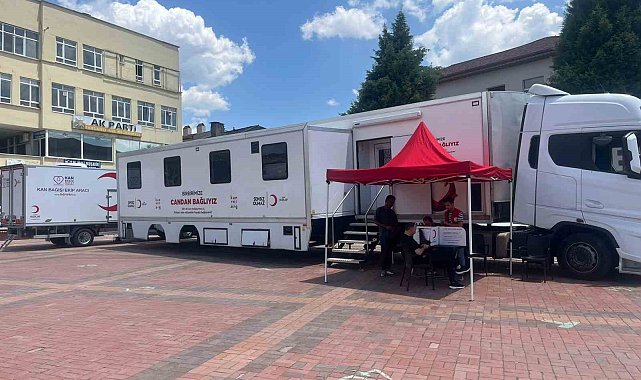 Kızılay kan bağışı tırı Tavşanlı Cumhuriyet Meydanı'nda