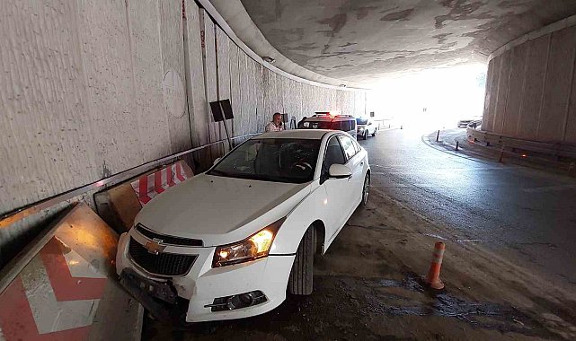 Kızlarının mezuniyet törenine giden aile 'ucube alt geçit'te kaza yaptı: 3 yaralı