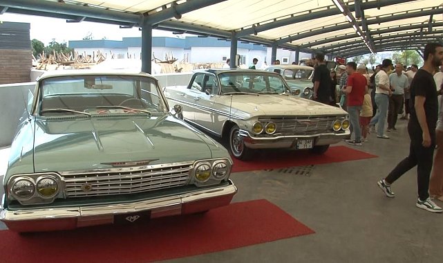 Klasik otomobil tutkunları Küçükçekmece'de bir araya geldi