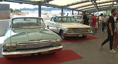 Klasik otomobil tutkunları Küçükçekmece'de bir araya geldi