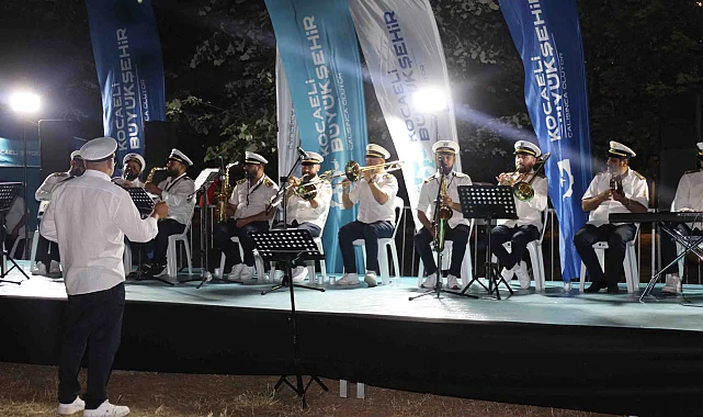 Kocaeli Büyükşehir Bandosu Körfez sahilini inletti