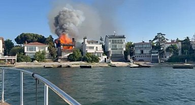 Kocaeli'de 2 katlı yalı cayır cayır yandı