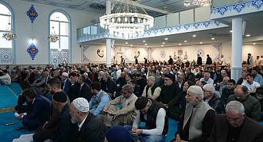 Köln'de yüzlerce Müslüman Kurban Bayramı namazını eda etti