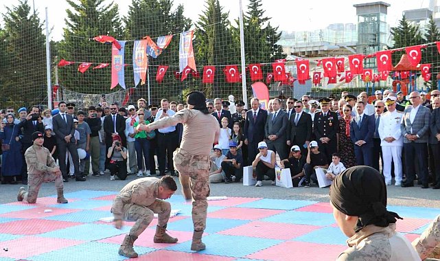 Komandoların gösterisiyle jandarma 186. yılını kutladı