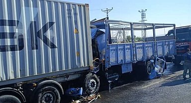 Kontrolden çıkan kamyon, önünde seyreden tıra çarptı: 1 yaralı