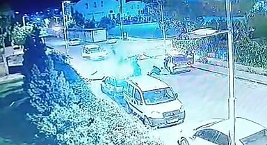 Kontrolden çıkan motosiklet otomobilin altına girdi