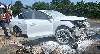 Kontrolden çıkan otomobil refüje çarpınca alev aldı: 2 yaralı