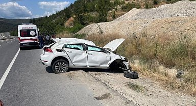 Kontrolden çıkan otomobil su kanalına uçtu