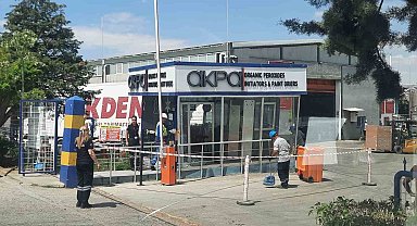 Kontrolden çıkan tır, güvenlik kulübesine çarptı: 1 yaralı