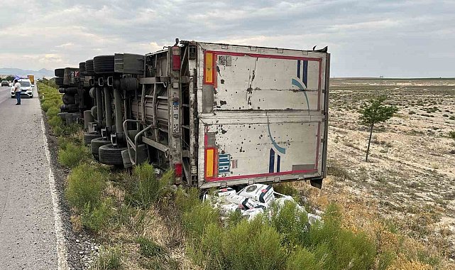 Kontrolden çıkan tır şarampole devrildi: 1 ölü