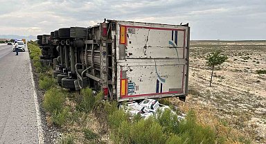 Kontrolden çıkan tır şarampole devrildi: 1 ölü