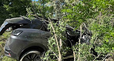 Kontrolden çıkarak ağaçlık alana giren otomobilde 3 kişi yaralandı