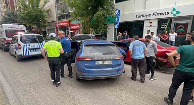 Kontrolü kaybedilen otomobil park halindeki araçlara çarptı