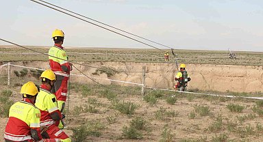 Konya İtfaiyesinin 30 metrelik obruktaki kurtarma tatbikatı nefes kesti