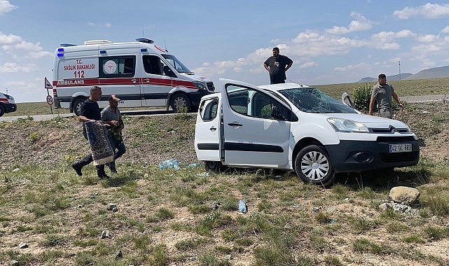 Konya'da lastiği patlayan hafif ticari araç takla attı: 2 yaralı