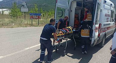 Konya'da motosiklet virajı alamadı: 2 yaralı