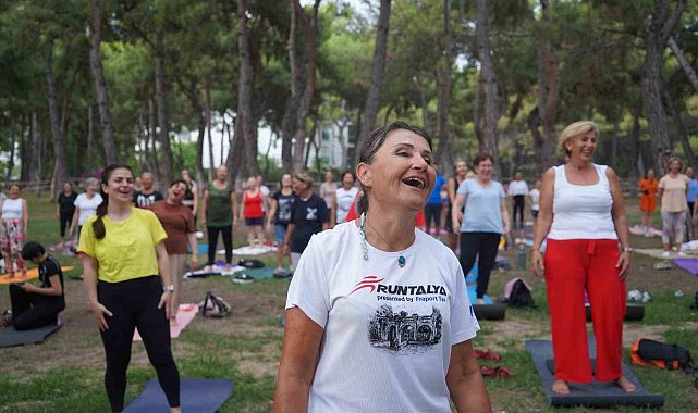 Konyaaltılılar keman dinletisi eşliğinde yoga yaptı