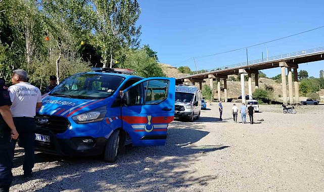 Köprüden nehre atlayan yaşlı adamı tekne turu yapanlar kurtardı