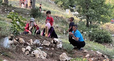 Köy sakinleri mezarlıkta buluşup dua etti