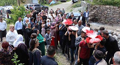 Köyde geleneksel düğün coşkusu