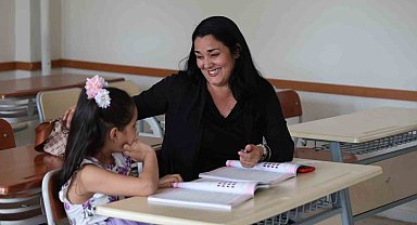 Kübalı gelin, annesi ve kızıyla Türkçe öğrenmeye başladı