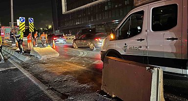 Küçükçekmece E-5'te beton bariyere çarpan otomobil yan yola girdi