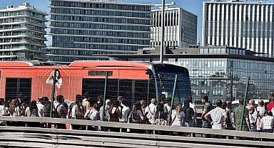 Küçükçekmece'de metrobüste yangın paniği