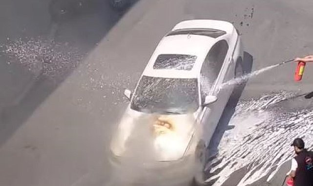 Küçükçekmece'de seyir halindeki araç aniden yanmaya başladı