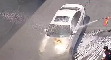 Küçükçekmece'de seyir halindeki araç aniden yanmaya başladı