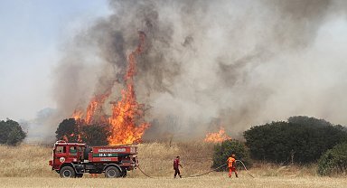 Kula'da makilik alanda çıkan yangında soğutma çalışmaları sürüyor
