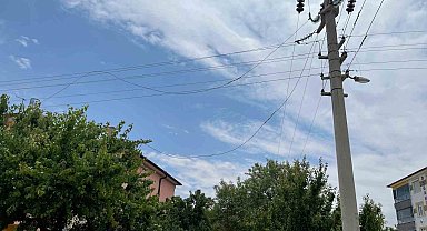 Kulu'da aşırı rüzgardan elektrik teli koptu, mahalle elektriksiz kaldı