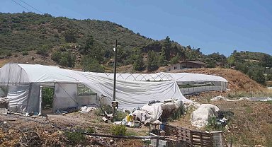 Kumluca'da aniden başlayan hortum seralara zarar verdi