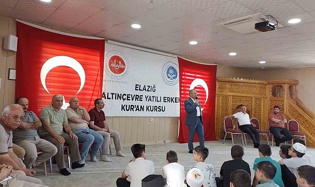 Kur'an kursunda karne ve ödül sevinci