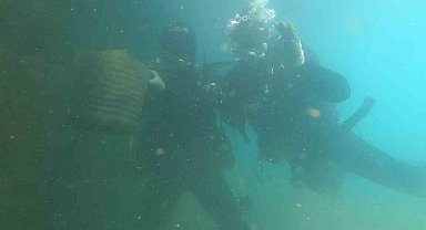 Kurbağa adamlar daldı, hayalet ağlar temizlenip balıklara yaşam alanı oluşturuldu