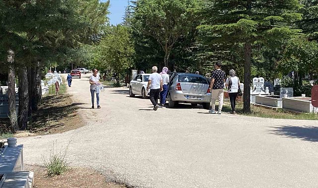 Kurban Bayramı arefesinde mezarlıklar ziyaretçilerle doldu